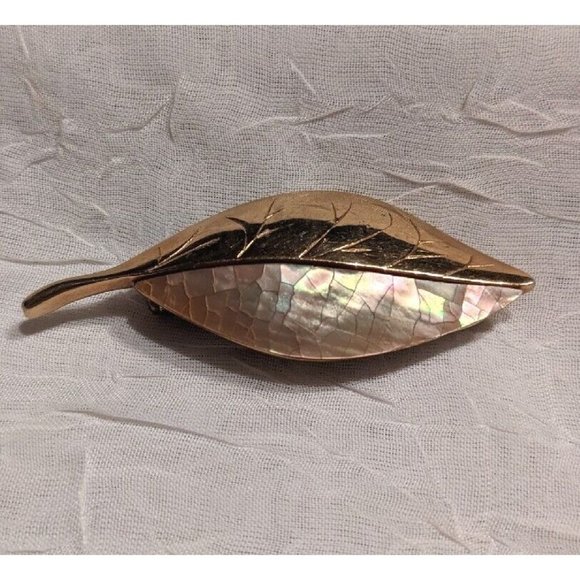 Signed Brooch Liz Claiborne Leaf Mother Of Pearl Gold Tone Metal Pin Vtg Abalone - Picture 1 of 12